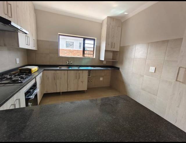 3 BEDROOM TOWNHOUSE FOR SALE IN WATERVAL EAST